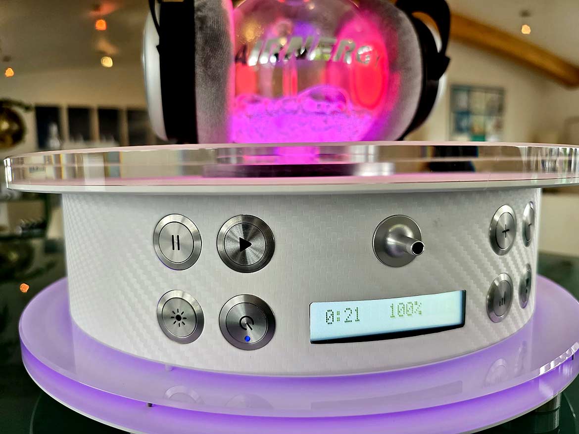 Farblicht Magenta beleuchtet Gerät und Wassersprudel